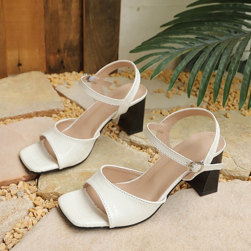 Square Toe Block Heel One Buck - Wide Fit Heels บทวิจารณ์และราคา